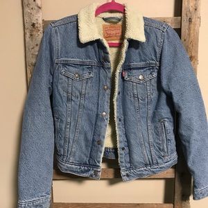 Levi’s Trucker sherpa lined jean jacket size small
